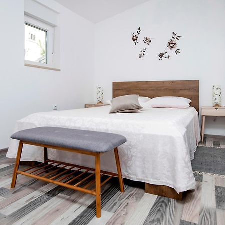 Paola Cozy Apartment Ровинь Экстерьер фото