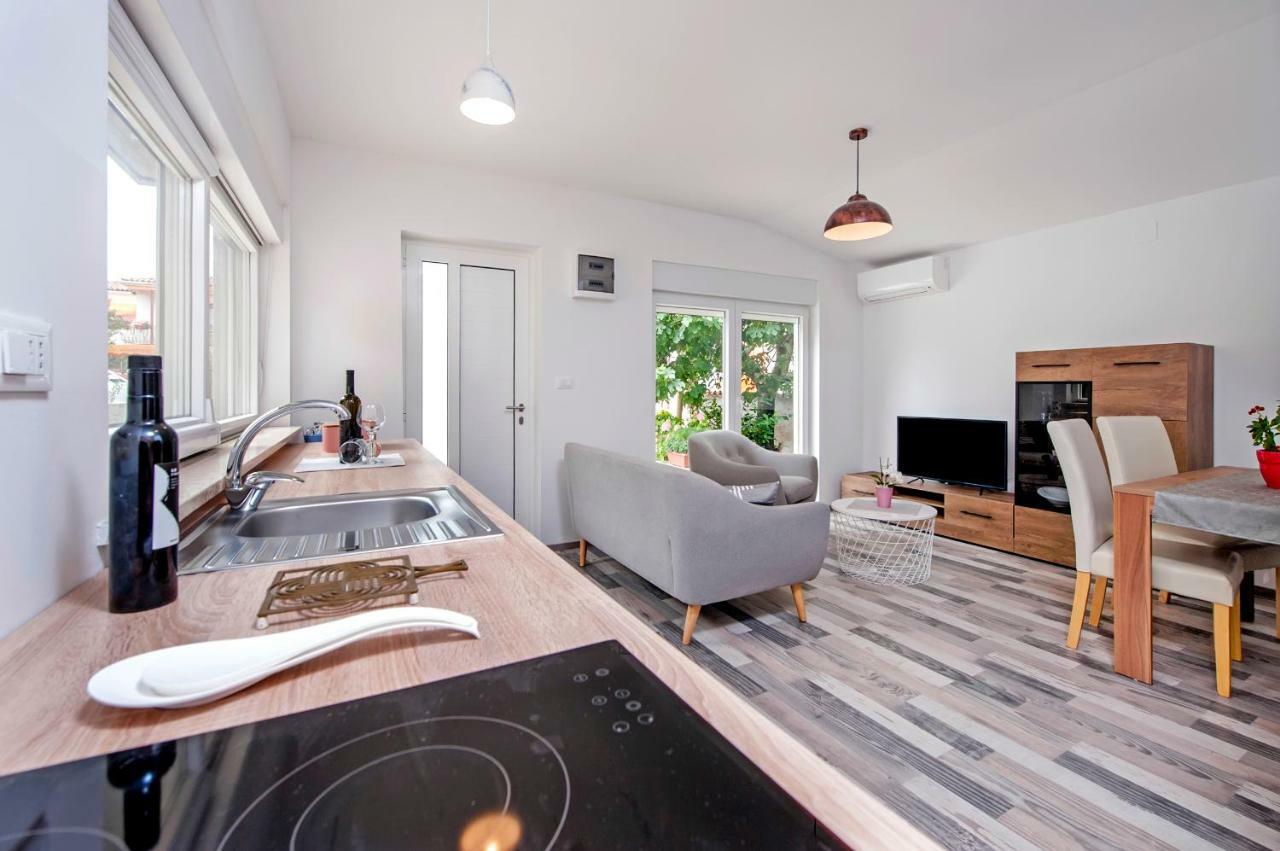 Paola Cozy Apartment Ровинь Экстерьер фото
