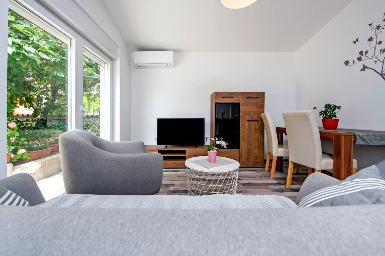 Paola Cozy Apartment Ровинь Экстерьер фото