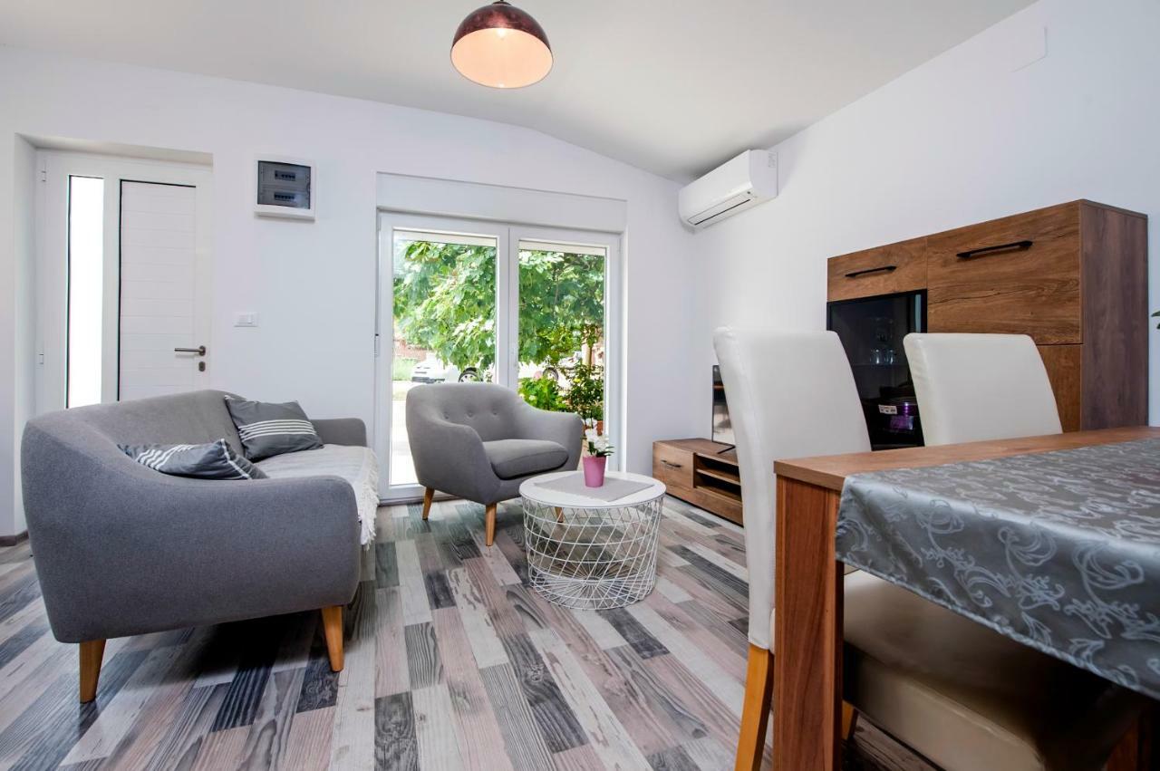 Paola Cozy Apartment Ровинь Экстерьер фото