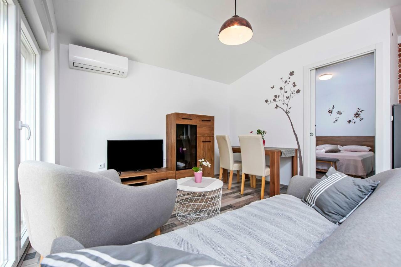 Paola Cozy Apartment Ровинь Экстерьер фото